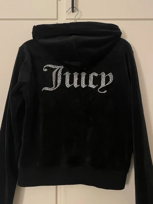 Juicy Couture sip up - Storlek S, inga defekter utöver några stenar som blivit missfärgade på dragkedja (se bild 3)