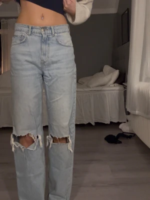 Ljusblå trendigt baggy jeans - Säljer dessa jeans från GinaTricot! Jätte fina och hyvlat långa, jag är 175 cm! 