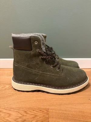 Olivgröna mockakängor  - Snygga olivgröna  med snörning och mjukt foder. 