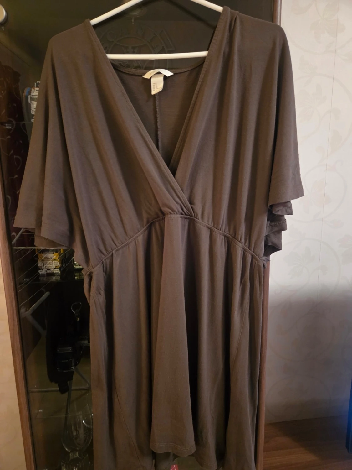 Brun omlottklänning med v-ringning - 1