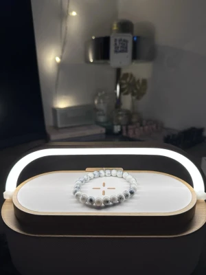 Vitt armband  - Tja säljer helt nya armband från Bältgallerian. Dem alla är i strechigt material men kan inte streckas ut för långt. Dem passar från 10 år plus. Vid köp av flera blir priset billigare och om du gillar så finns det flera att välja mellan. Säljer både knäcki och vanlig pärlarmband Samt bälten.