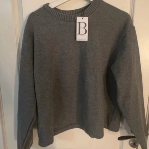 Grå tröja Stradivarius  - Grå tröja från Stradivarius! Köpt för 20 euro i Spanien. Oanvänd 🩶