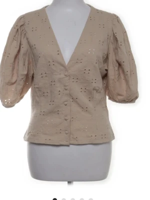 Beige blus med puffärm och broderi - Trendig beige blus med puffiga trekvartsärmar och v-ringning. Fint skick☺️☺️ kom privat för fler bilder!