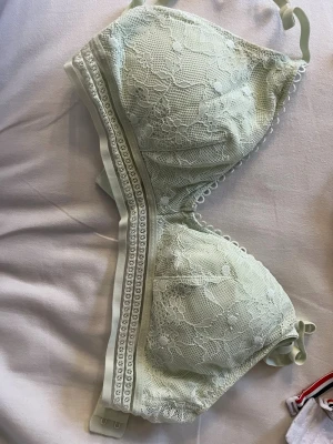BH - Fin ljusgrön spets bh i strl S utan bygel.❤️