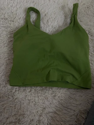 Lululemon Linne  - Säljer på grund av att den är för liten på mig. Stretchigt material. Storlek 2. Inga defekter.