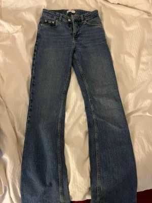 blå bootcut jeans - Superfina blåa jeans från Gina! Säljer eftersom de inte kommer till användning längre 