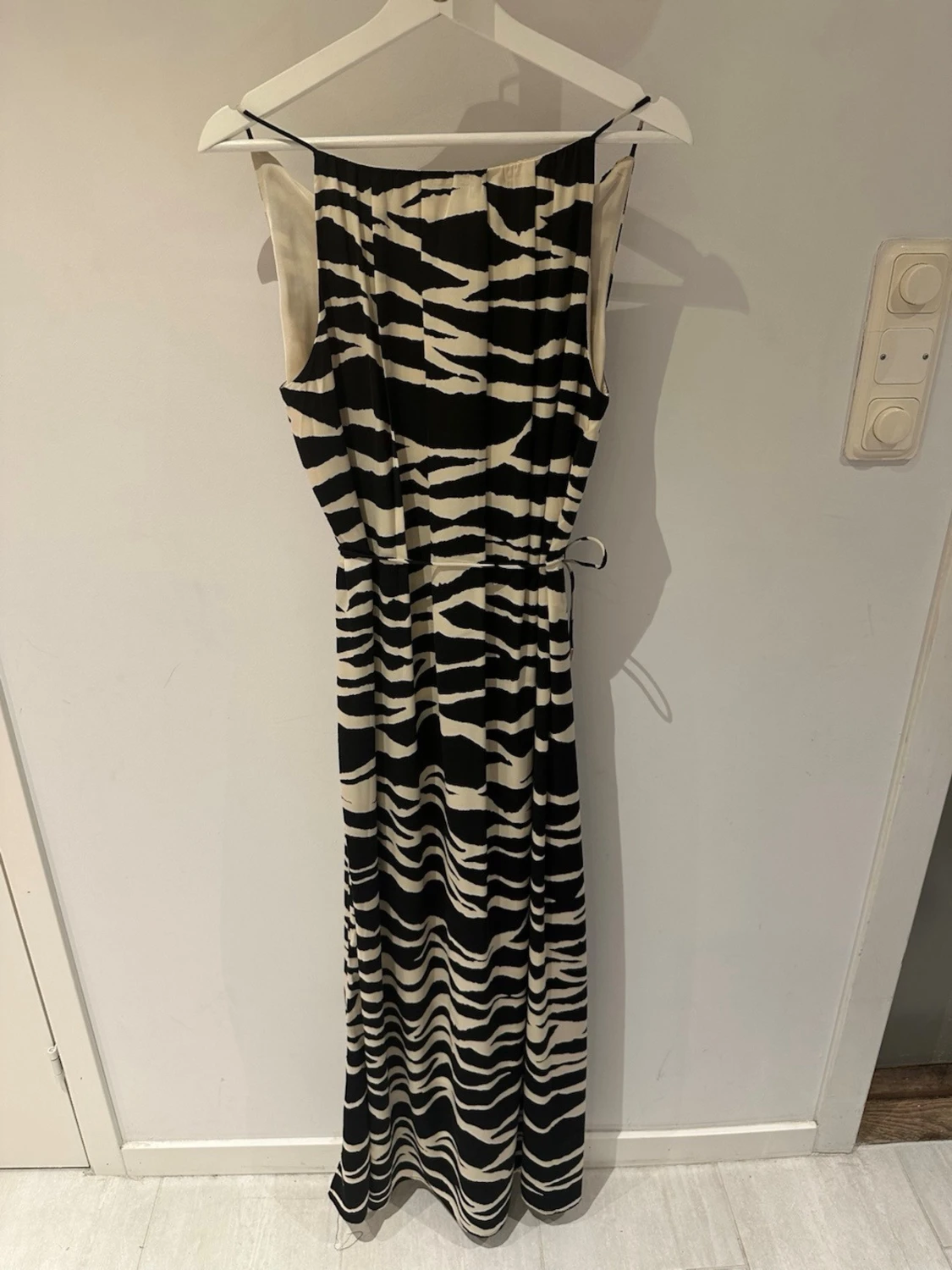 Svartvit långklänning med zebramönster