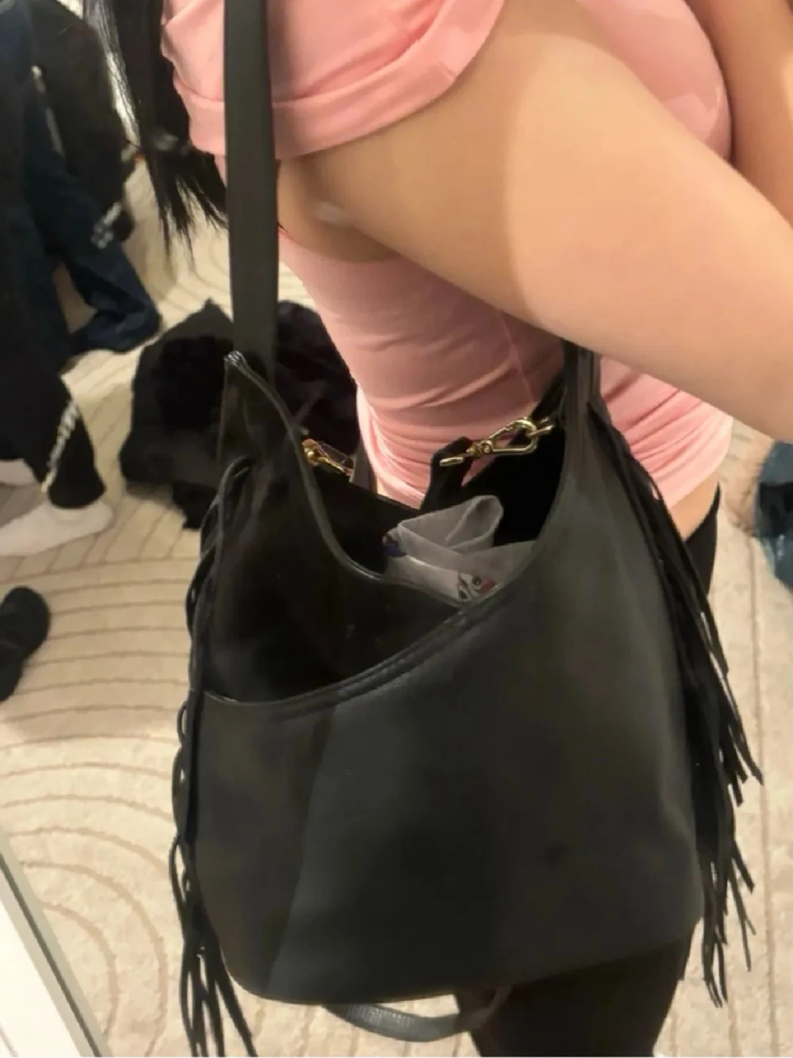 Svart axelväska med fransar