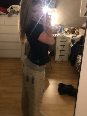 Vintage Pepe jeans cargobyxor - Säljer ett par beiga vintage Pepe jeans cargo byxor som jag köpte i Paris i storlek S. Säljer dem för dem inte längre blir använda. Inga fläckar och jag har inte sytt nåt i dem men vissa märken är lite lösa. 