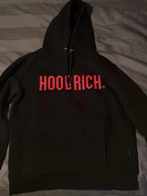 Hoodrich hoodie - säljer en svart skön hoodrich hoodie använd ganska mycket men i bra skick storlek S.