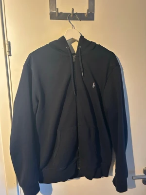 Marinblå zip hoodie från Ralph Lauren - Säljer min Marinblåa Ralph lauren hoodie för jag inte använder den särkilt mycket, skicket är 9/10 och kan gå ner i pris vid snabba affärer 