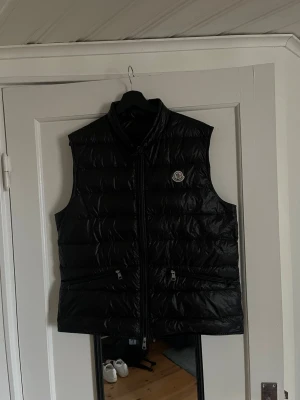 Moncler gui väst - Moncler Gui väst köpt från Garmsmarker. Storlek 4 vilket motsvarar L/M. Äkthets bevis finns.