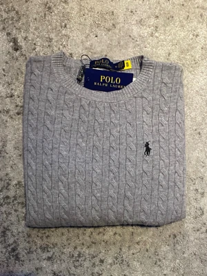 Grå Ralph Lauren tröja - Säljer denna klassiska kabelstickade Ralph Lauren tröjan i grått med svart logga. Storleken är M fast passar närmre S-XS enligt mig, hör gärna av dig vid frågor om t.ex. mått, bilder etc!
