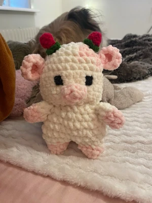Handvirkad jordgubbs-ko –  amigurumi - Säljer ett handvirkat gosedjur, en jordgubbs-ko 🐄🍓 Helt nytt och unikt, gjort med kärlek och omsorg. Perfekt som present, samlarobjekt eller mysig kompis hemma.  Varje detalj är handgjord, mjukt garn. Är inte super duktig men ville se om det går att sälja. 