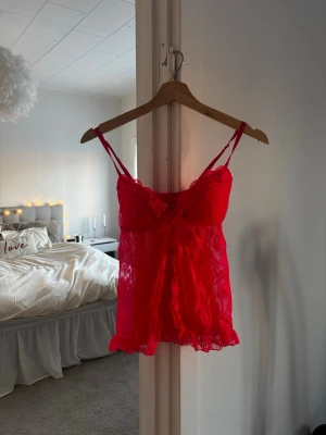 Gullig rosa spets topp - Säljer min fina spets topp. Den har aldrig kommit till användning. 