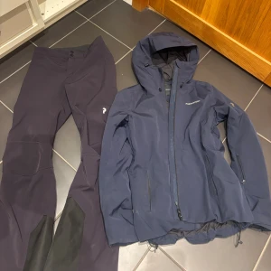 Svarta täckbyxor från Peak Performance - Säljer ett par svarta skidbyxor från Peak Performance. Använda 3 gånger. Det blev för små nu så ska köpa samma fast större för älskar dom. Köpta för ca 2500 kr. Säljer jackan separat!