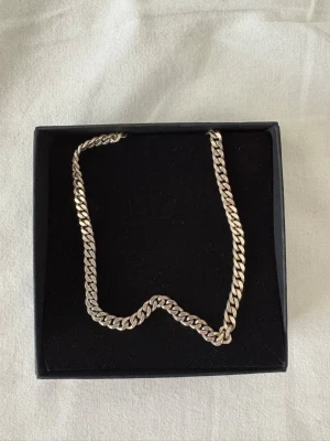 Silver halsband - Säljer ett silver halsband 925 sterling med stämpel och allt, 44,5 cm långt och 0,5 brett