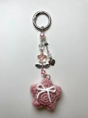 Y2k nyckelring virkad stjärna med pärlor - Handgjort virkad nyckelring med berlocker och pärlorkommer fint inpackat och men en liten gåva🦄