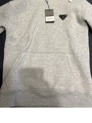 Prada hoodie - Helt nya oanvänd för bra pris hör av dig 