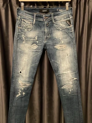 Replay anbass  - Replay anbass - skick 9/10, klockrent skick utan defekter! - storlek 30/32, men kan även passa w29 - extremt feta jeans med både slitningar och snygg wash - hör av er vid frågor🙌