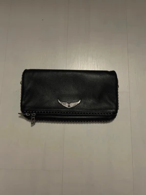 Zadig väska Rocker Studs  - En Zadig väska i svart som kan användas till både fest och vardag!💕 Väskan kommer med äkthetsbevis och två stycken band, ett kort och ett långt! Pris kan diskuteras 