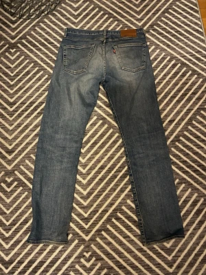 Levi's 501 blå jeans straight fit - Säljer ett par klassiska blå Levi's 501 jeans med rak passform. Storlek 30/30 