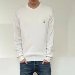 Vit Ralph Lauren tröja - Säljer en sjukt fet finstickad tröja från Ralph Lauren i färgen vit. Tröjan är i bra skick då den har tagits väl hand om och sitter i strl M även fast den är i L. Hör gärna av er vid frågor elr funderingar!!