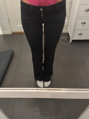Svarta bootcut jeans med lågmidja❤️‍🔥 cheap Monday  - Snygga lågmidjade bootcutjeans från cheap Monday! Säljer pga att de är för korta. W26 och L30