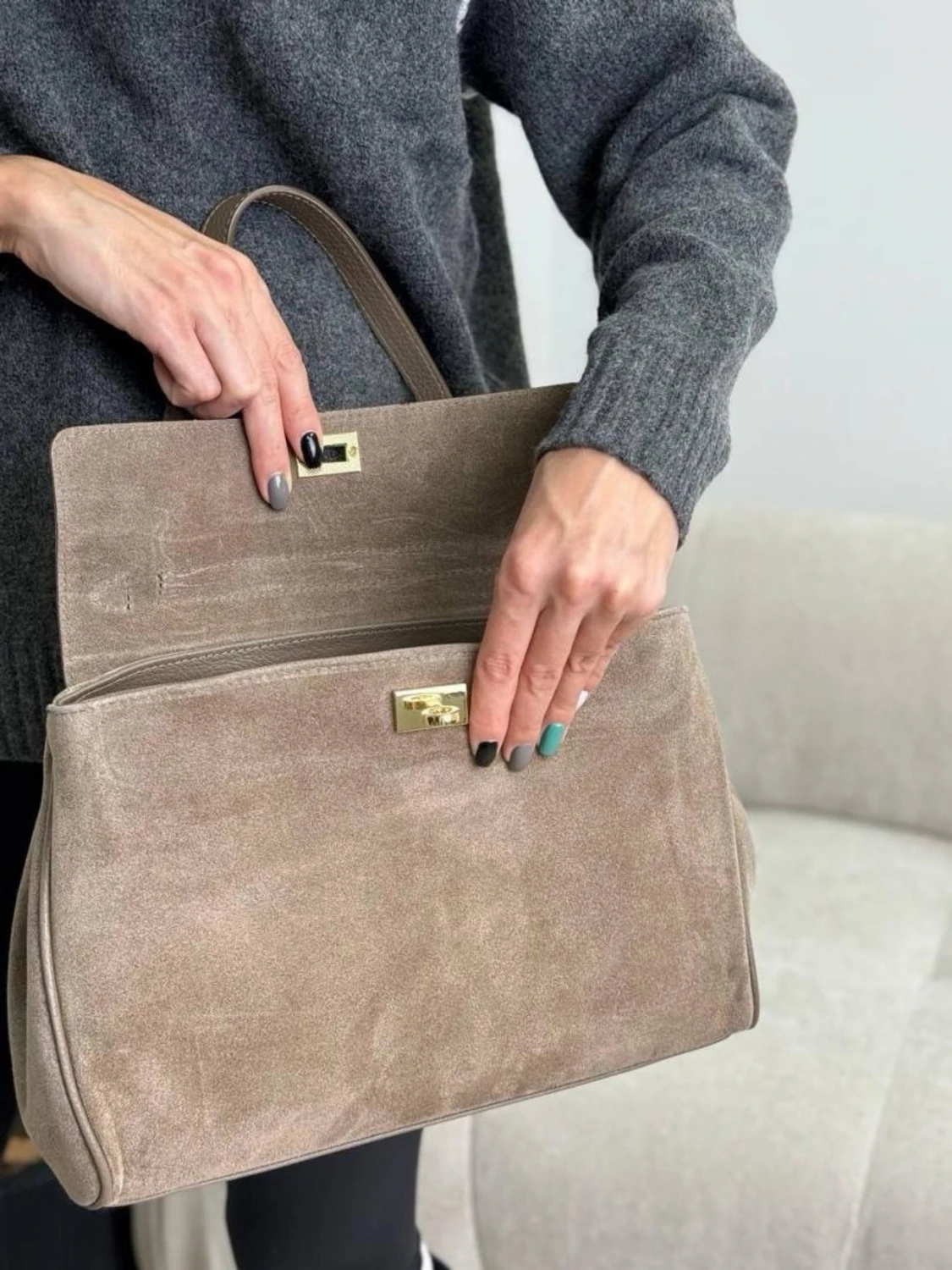 Beige mocka handväska med gulddetaljer - 3