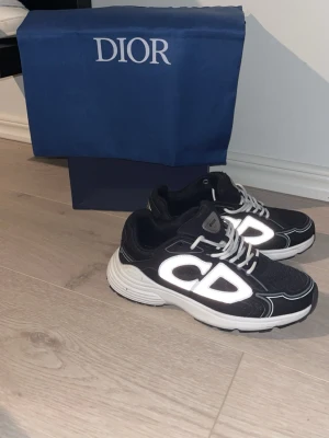 Svarta Dior sneakers - Snygga svarta Dior sneakers som jag haft ett litet tag storlek 41 som du ser har de i sulan tyvärr försvunnit