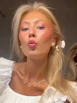 Pärlhalsband - Fint guldigt pärlhalsband som inte säljs längre 