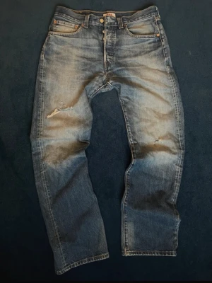 Levi's 501  - Klassiska Levi's 501 jeans i ljusblå tvätt med raka ben och slitna detaljer på låret och knät. Priset kan diskuteras bara att höra av sig.