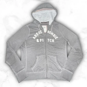 Grå hoodie från Abercrombie & Fitch - Riktigt snygg hoodie från abercrombie som passar någon 165-175