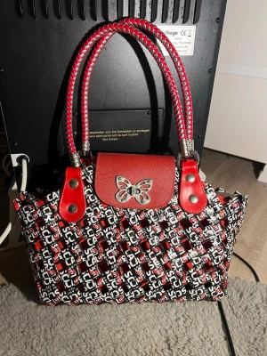 Söt och unik väska  - Väska med unikt motiv. Köpt second hand. Superfint skick.