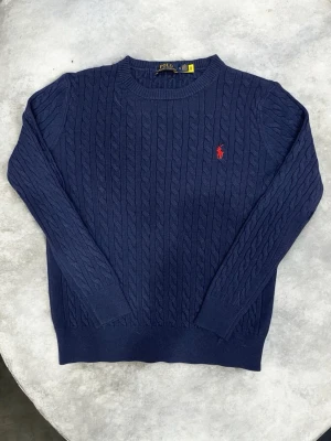 Ralph Lauren Stickad Tröja | Storlek S  - Ralph Lauren stickad tröja i ”navy blue”.  Storlek: S  Stickad tröja med logga på bröstet Perfekt för vardagliga outfits men även lite lyxiga! Skickas inom 24h! 
