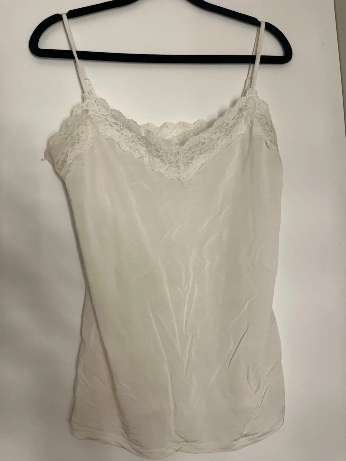 Vit linnetopp med spetskant