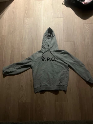 A.P.C hoodie - En grå A.P.C i storlek M. Mycket bra skick inget fel på den.