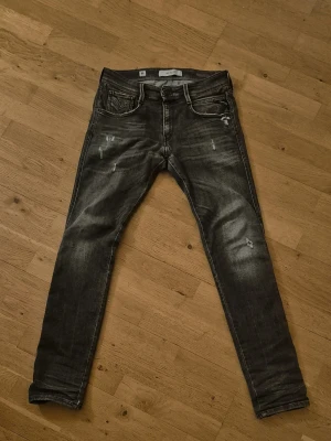 Replay anbass - Snygga svarta Replay jeans med slitna detaljer och diskreta slitningar framtill. Skriv vid frågor