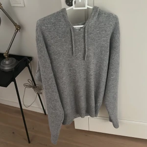 Kashmir hoodie - Mysig grå hoodie från Carmés i storlek S. Som ni kan se på andra bilden finns det en defekt | nypris ligger på cirka 1200! | Kom pv för andra frågor eller funderingar!😃 finns ett pyttelitet hål i tröjan vid sidan av midjan typ 