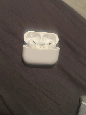 Apple AirPods Pro trådlösa hörlurar - Säljer ett par vita Apple AirPods Pro med laddningsetui. De är kompakta, har silikonproppar och stilren design. Perfekta för dig som vill ha trådlös frihet och bra ljudkvalitet till mobilen eller datorn.