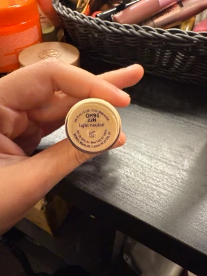 Tarte Shape Tape Concealer 22N - Tarte Shape Tape Concealer i nyansen 22N Light Neutral. Flytande concealer med krämig formula som ger full täckning och en naturlig finish. Säljs på grund av att färgen inte passar mig. Pris kan diskuteras. 