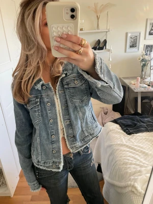 Snygg jeansjacka  - Säljer denna jättesnygga jeansjackan då den inte kommer till användning, jättesnygg vår/sommar jacka 🥰 jackan är nästan aldrig använd och har inga defekter ☀️ 