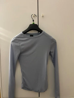 Långärmad genomskinlig  tröja - Långärmad genomskinlig blå tröja ifrån Gina