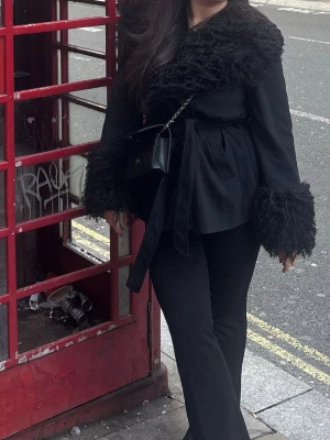 Jacka med päls detaljer  - Säljer min fina jacka från NAKD med skärp och päls krage och ärmar, använd några få gånger! Nypris 999kr 