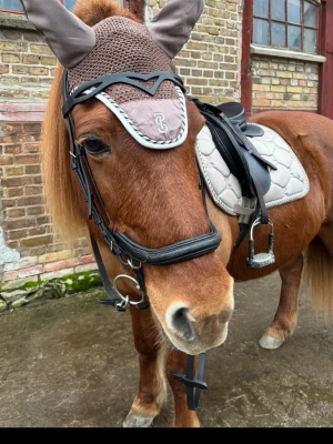 Matchande schabrak och huva ps of Sweden  - Säljer mitt snygga ps of Sweden set. Både schabraket och huvan är i storlek full. Allt kommer tvättat, och det är inte använt alls mycket max 4 gånger. Dem är i nyskick och inga defekter☺️