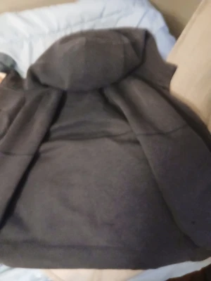 Nike tech fleece - Nike tech fleece. Den e använd några gånger men inget hänt me den.. Säljer för den e för liten.