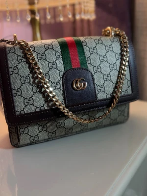  handväska  - Perfekt accessoar för att lyfta din outfit.