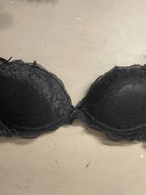 BH  - Svart spets bh med söta detaljer helt ny! Då den inte passar push up bh med små rosetter