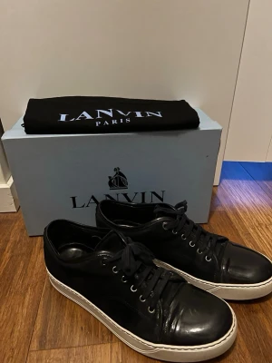 Lanvin cap toe - Tja! nu säljer jag dessa riktigt feta Lanvin sneakers i storleken 43 dessa är i bra skick förutom en liten defekt som man kan få bild på om man skickar privat. Det ingår låda och 2 dustbags.