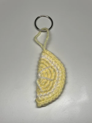Virkad citron🍋 - En virkad citron på en nyckelring, den är 7cm på höjden och 3,5cm på bredden❣️